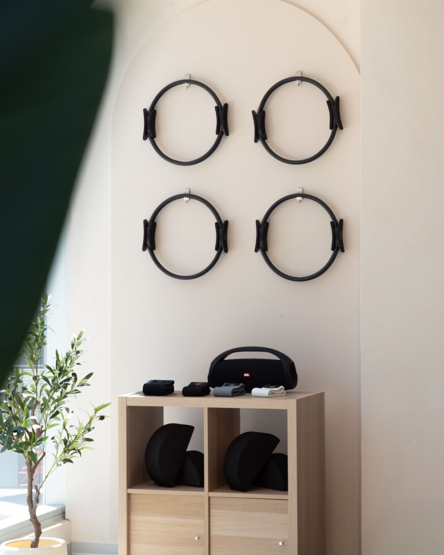 Aros de pilates · muro del estudio SOMA